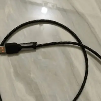কালো ক্যাবলে লাগানো প্রটেক্টর