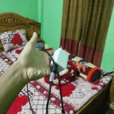হাতে চার্জার ও কালো ক্যাবল